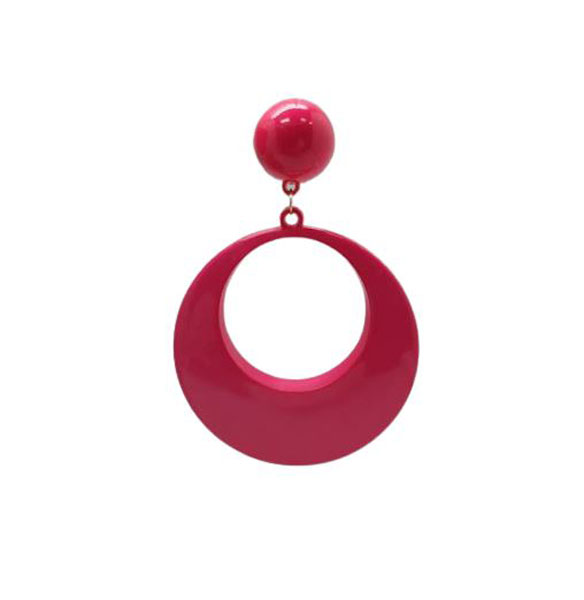 塑料弗拉门戈耳环。巨大的环状物。紫红色
